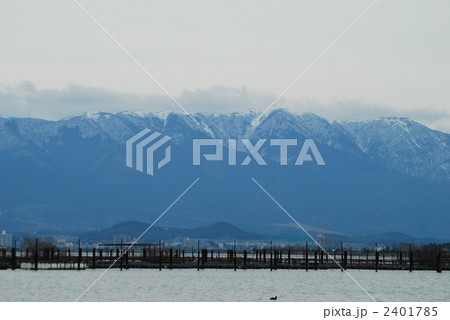 琵琶湖と雪景色の残る比良山 琵琶湖と雪景色の残る比良山 2401785