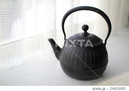 日本の工芸品　南部鉄器の鉄瓶 2403095