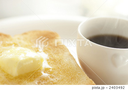 焼きたてトーストとホットコーヒー 2403492