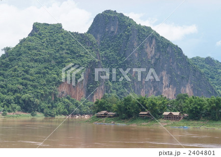 ラオス　世界遺産の風景　メコン川と高床住居 2404801