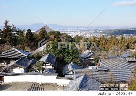 奈良東大寺の瓦屋根群 2405547