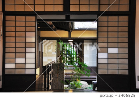 障子越しの坪庭 障子越しの坪庭 2406828