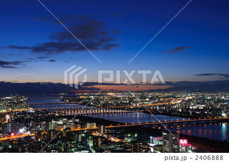 大阪　夕暮れ時の空中庭園展望台からの眺め 2406888