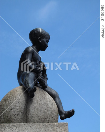 子どもの銅像 2406999