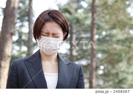 マスクをするビジネスウーマン（杉林） 2408367