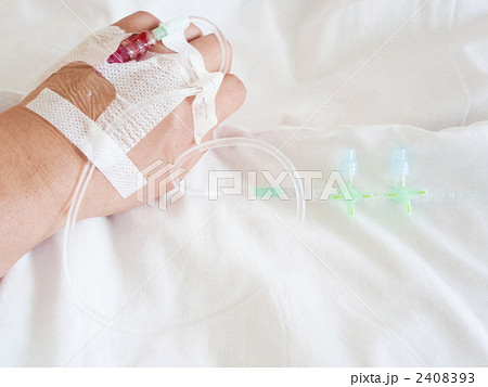 点滴を受ける手 甲 の写真素材