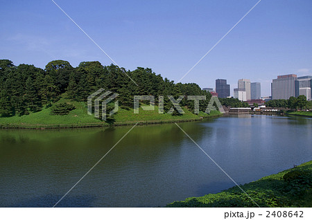 皇居の桜田濠と都心風景 2408642