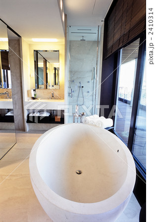 ミラノ 高級ホテルのバスルーム ミラノ 高級ホテルのバスルーム 2410314