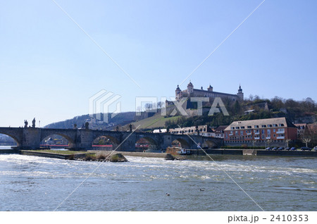ドイツ　ヴュルツブルク　マリエンベルク要塞とマイン川 2410353