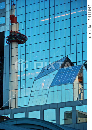 京都駅のガラス窓に映った京都タワー（京都駅北口／京都市下京区） 2411642