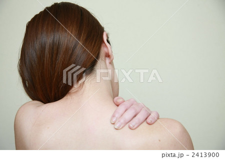 肩こりの女性 2413900