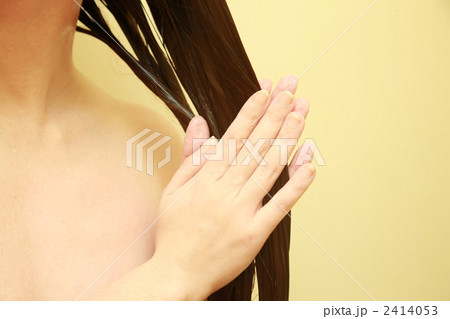 コンディショナーをつける女性 2414053