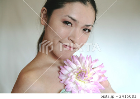 花を持つ女性　モデル：らん 2415083