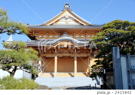 ある木造の新築寺 2415842