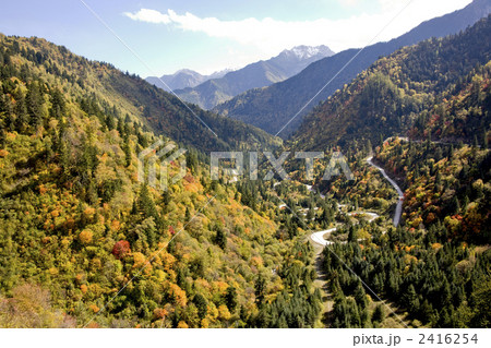 九寨溝地域の峠道 2416254