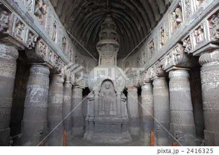 アジャンタ石窟　第１９窟内部とストゥーパ 2416325