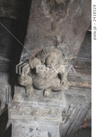 アジャンタ石窟　第１６窟内部柱梁のヤクシー像 2416529