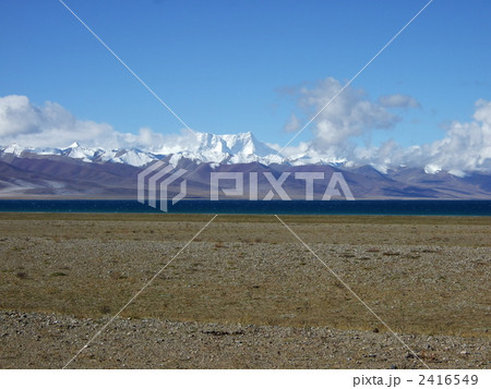 ニェンチェンタンラ峰とナムツォの写真素材