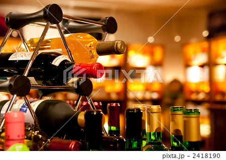 ワインセラーでのワイン陳列風景 ワインセラーでのワイン陳列風景 2418190