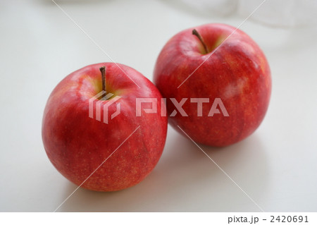 2個の赤いりんご 2個の赤いりんご 2420691