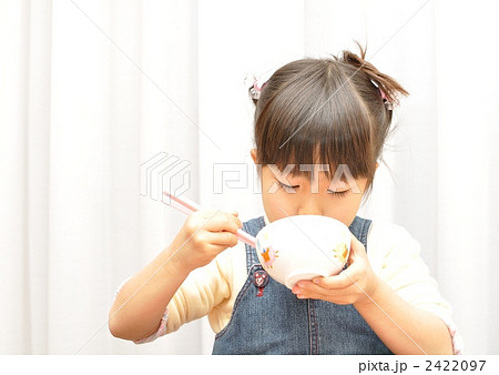 ご飯を食べる女の子 お茶碗 の写真素材