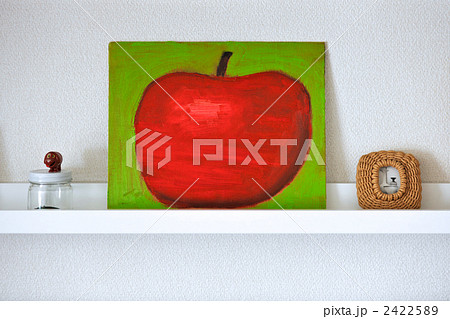 赤いリンゴの絵が置いてあるインテリア 2422589