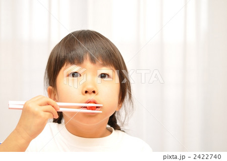ソーセージを食べる女の子の写真素材