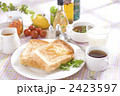 トーストで朝食 2423597