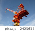 高層ビル工事現場で稼働中のタワークレーン 2423634