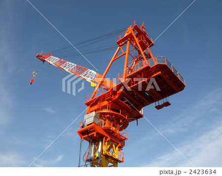 高層ビル工事現場で稼働中のタワークレーン 2423634