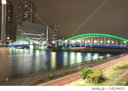 隅田川に架かる勝鬨橋の夜景 2424483