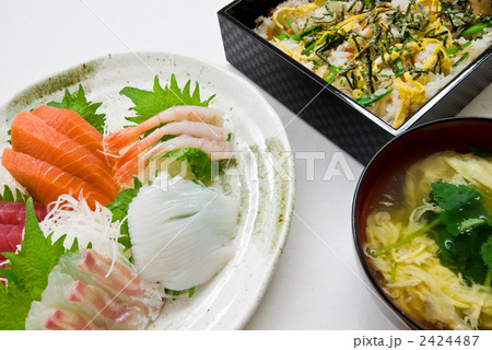 ちらし寿司とお刺身盛合わせ 2424487