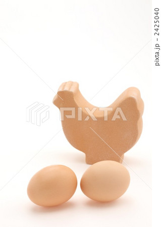茶色い卵とニワトリの置物 2425040
