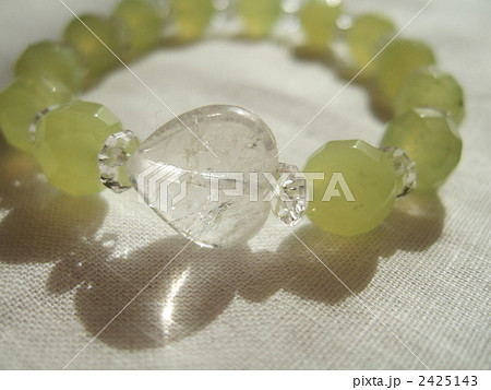 ハート型のクラック水晶とニュージェード 2425143