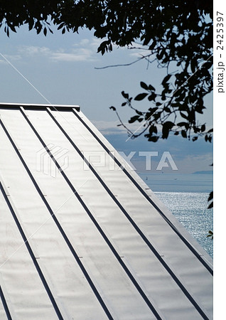 ガルバリウム鋼板の屋根 2425397