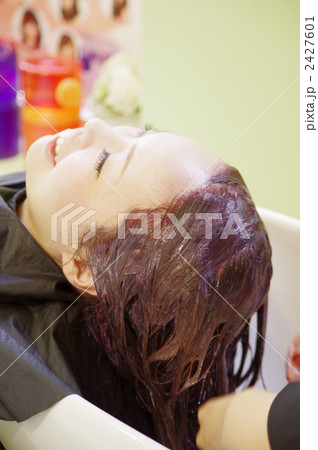 シャンプー 女 美容室のイラスト素材