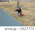 公園でサッカー 2427775