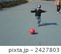 公園でサッカー 2427803