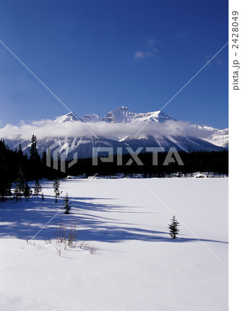 バンフ国立公園のバーミリオンレイク 2428049