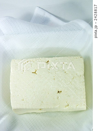 豆腐屋の豆腐・木綿２丁分縦位置 2428817