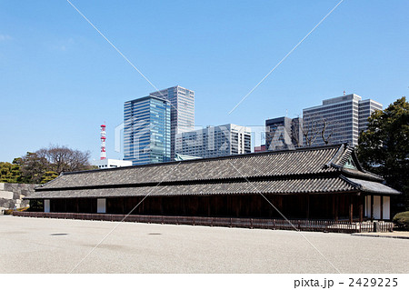 東御苑の百人番所と丸の内ビル街 2429225