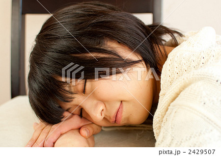 寝顔 寝る 女の子の写真素材