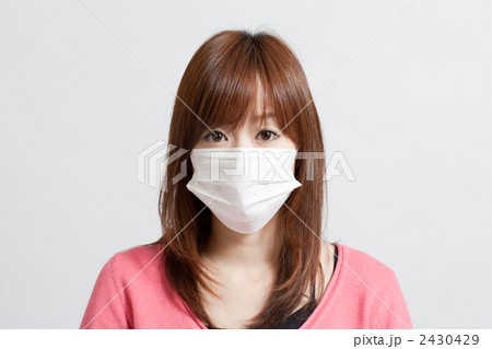 マスクをしている女性 2430429