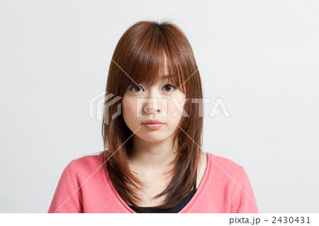 正面を向いている女性 2430431