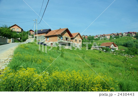 サラエボの花が満開の野原の中の住宅街 2430443