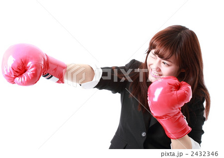 ボクシングするビジネスウーマン 2432346