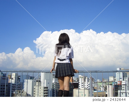 屋上で佇む女子高生の写真素材