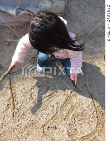 枝で地面に落書き 2433622