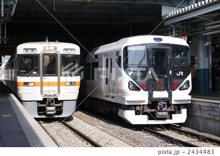 313系電車とe257系電車 特急あずさ 長野県 松本駅にての写真素材