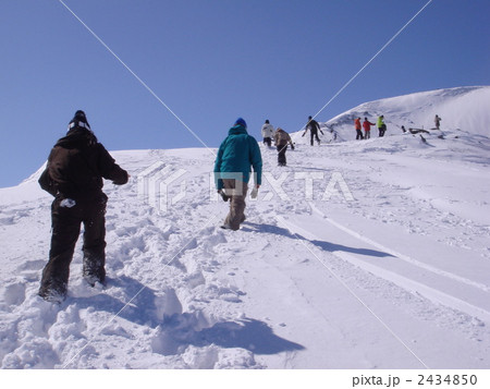 雪山を歩く 雪山を歩く 2434850